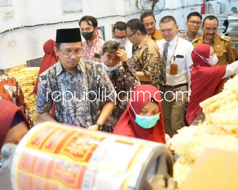 TURUN - Angka Pengangguran di Sidoarjo selama dua tahun terkahir turun drastis dengan kemampuan menyerap 55.000 tenaga kerja baru di sejumlah perusahaan baru di Sidoarjo, Kamis (09/03/2023). 