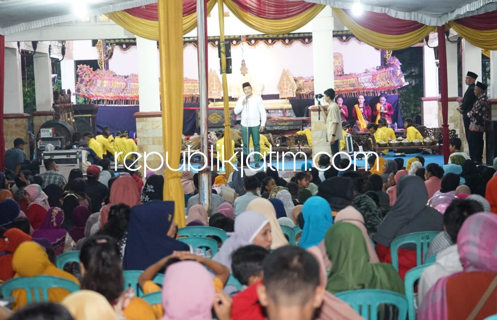 WAYANGAN - Wabup Sidoarjo Subandi membuka acara ruwah Desa Buncitan, Kecamatan Sedati, Sidoarjo yang diisi dengan wayang semalam suntuk, Rabu (08/03/2023) malam.