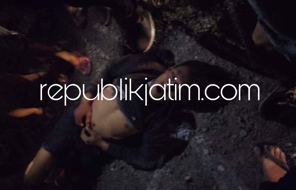 BABAK BELUR - IS (35) warga Kecamatan Waru yang diduga hendak mencuri sepeda motor di parkiran Kolam Pancing Desa Krembangan, Kecamatan Taman, Sidoarjo dihajar warga hingga babak belur di kawasan Sidorogo, Kecamatan Taman, Rabu (08/03/2023) malam.