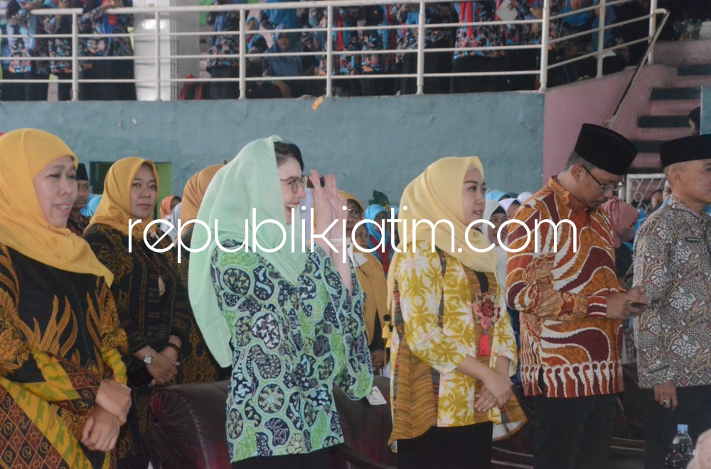 BEBAS STUNTING - Gubernur Jatim, Khofifah Indar Parawansa mendorong Jawa Timur bebas dari stunting melalui Pendidikan Anak Usia Dini (PAUD) saat pembukaan Seminar Nasional PAUD, di GOR Delta Sidoarjo, Kamis (09/03/2023).