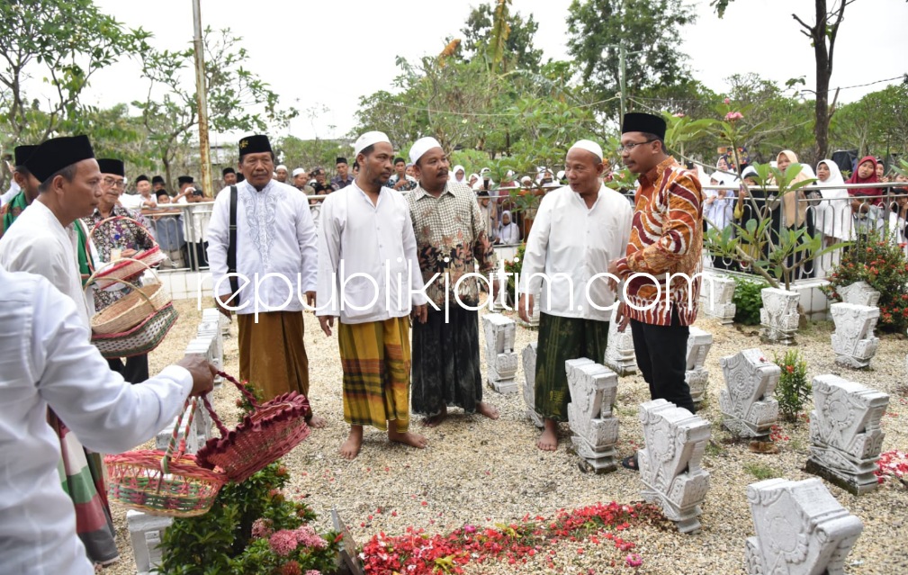 HAUL - Bupati Sidoarjo, Ahmad Muhdlor Ali bakal memugar komplek makam ulama dan sesepuh Desa Siwalanpanji, Kecamatan Buduran, Sidoarjo saat menghadiri haul, Kamis (09/03/2023) sore.