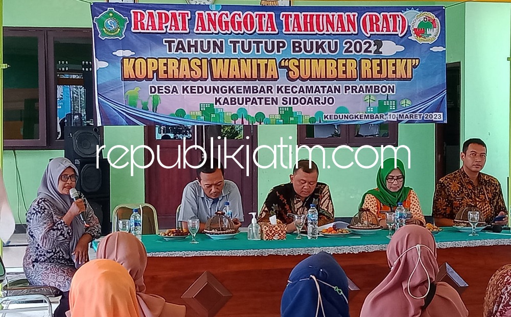 RAPAT - Kopwan Sumber Rejeki, Desa Kedungkembar, Kecamatan Prambon, Sidoarjo mampu membagi Sisa Hasil Usaha (SHU) sebesar Rp 26 juta kepada anggotanya saat Rapat Anggota Tahunan (RAT) tutup buku 2023 di balai desa setempat, Jumat (10/03/2023).