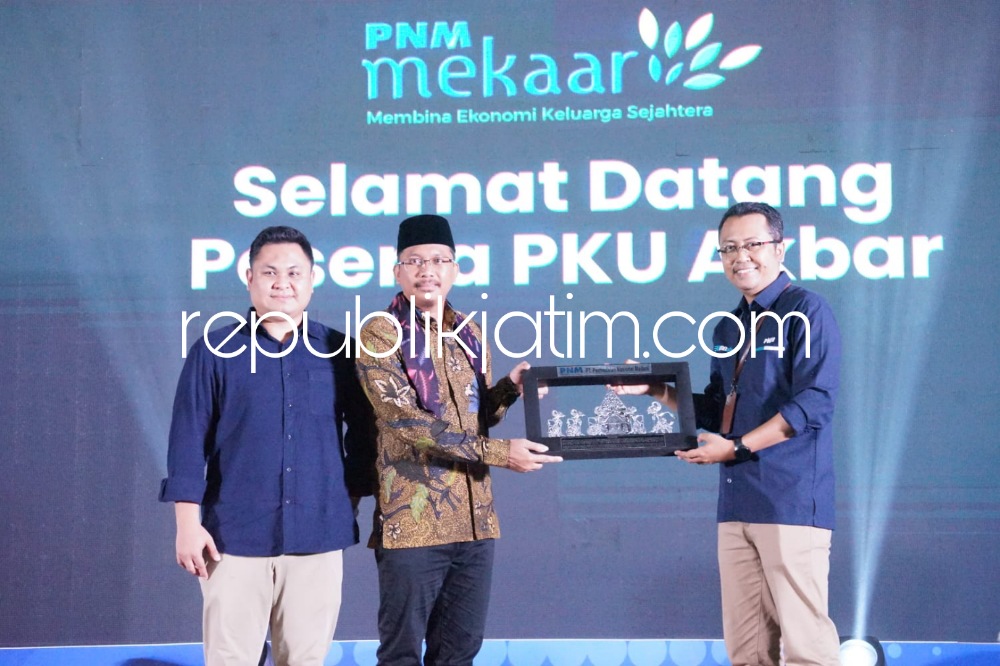 PENGHARGAAN - Bupati Sidoarjo, Ahmad Muhdlor Ali (Gus Muhdlor) menerima penghargaan juara 1 se Indonesia program e Katalog penggunaan Produk Dalam Negeri PT Permodalan Nasional Madani (PNM) di GOR Indoor, Sidoarjo, Sabtu (11/03/2023).