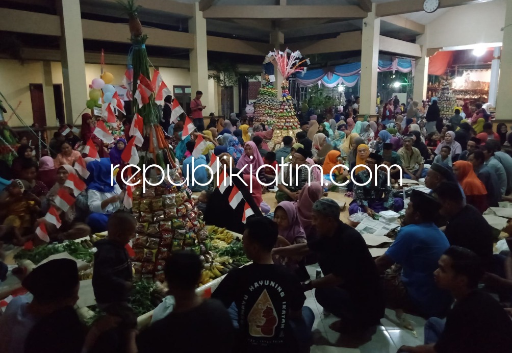 RUWAH DESA - Ratusan warga Desa Junwangi, Kecamatan Krian, Sidoarjo ikut ruwah desa dengan ikut arak-arakan tumpeng, kenduri bersama dan menyaksikan pagelaran wayang kulit di balai desa setempat, Sabtu (11/03/2023) malam.