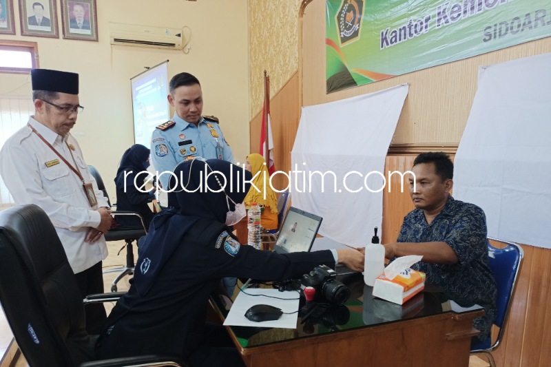 PASPOR - Ratusan Calon Jamaah Haji (CJH) Tahun 2023 mengikuti layanan jemput bola (eazy pasport) pengurusan paspor dari Kantor Imigrasi Kelas I Khusus TPI Surabaya di Aula Kantor Kemenag, Sidoarjo, Senin (13/03/2023).