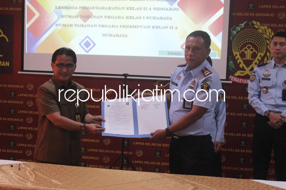 MoU - Sebanyak 4 Lembaga Pemasyarakatan (Lapas) melaksanakan penandatangan atau Memorandum Of Understanding (MoU) dengan Dinas Kependudukan dan Pencatatan Sipil (Dispendukcapil) Pemkab Sidoarjo di Lapas Kelas IIA Sidoarjo, Senin (13/03/2023).
