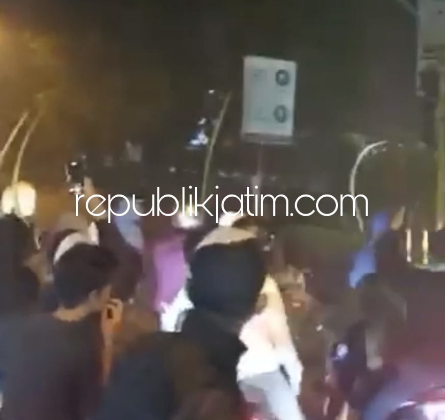 CLURIT - Sejumlah pemuda anggota gang motor memamerkan senjata tajam (Sajam) berupa clurit dan pedang berukuran besar di Perempatan Wonoayu yang videonya sudah beredar kemana-mana kemarin. 