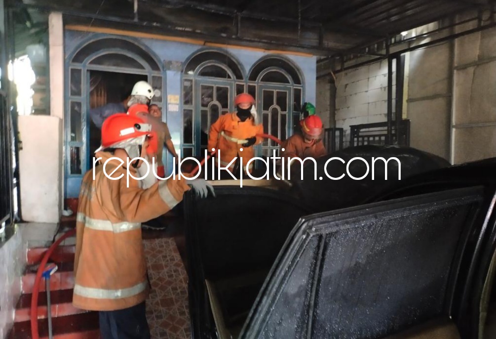 TERBAKAR - Sebuah mobil Toyota Kijang Innova bernopol W 1198 BD milik warga JL Harun Tohir Gang VI, Kelurahan Sidorukun, Kecamatan/Kabupaten Gresik berhasil dipadamkan petugas Damkar Gresik, Selasa (14/03/2023).