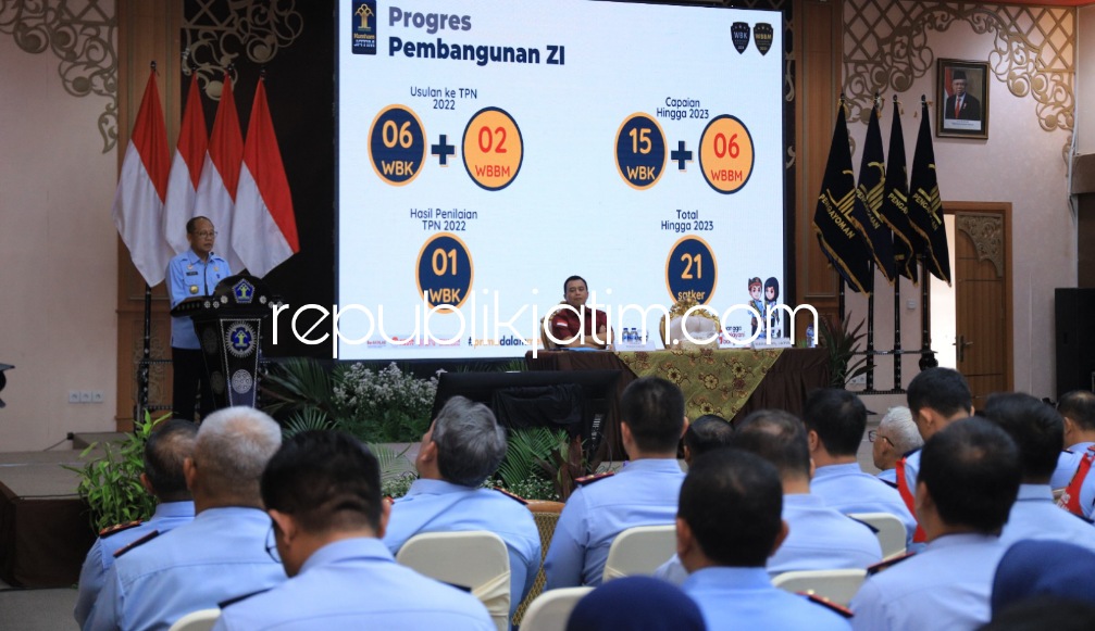 ARAHAN - Karo Perencanaan Sekjen Kemenkumham, Ida Asep Somara saat memberi penguatan kinerja reformasi birokrasi kepada kepala Unit Pelaksana Teknis (UPT) jajaran Kanwil Kemenkumham Jatim, Selasa (14/03/2023) kemarin.