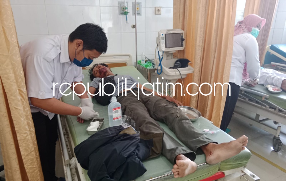 DIRAWAT - Korban kecelakaan motor Honda Beat Lawan Honda Vario di JL Raya Cerme, Gresik saat dirawat di Puskesmas Cerme, Gresik, Rabu (15/03/2023).