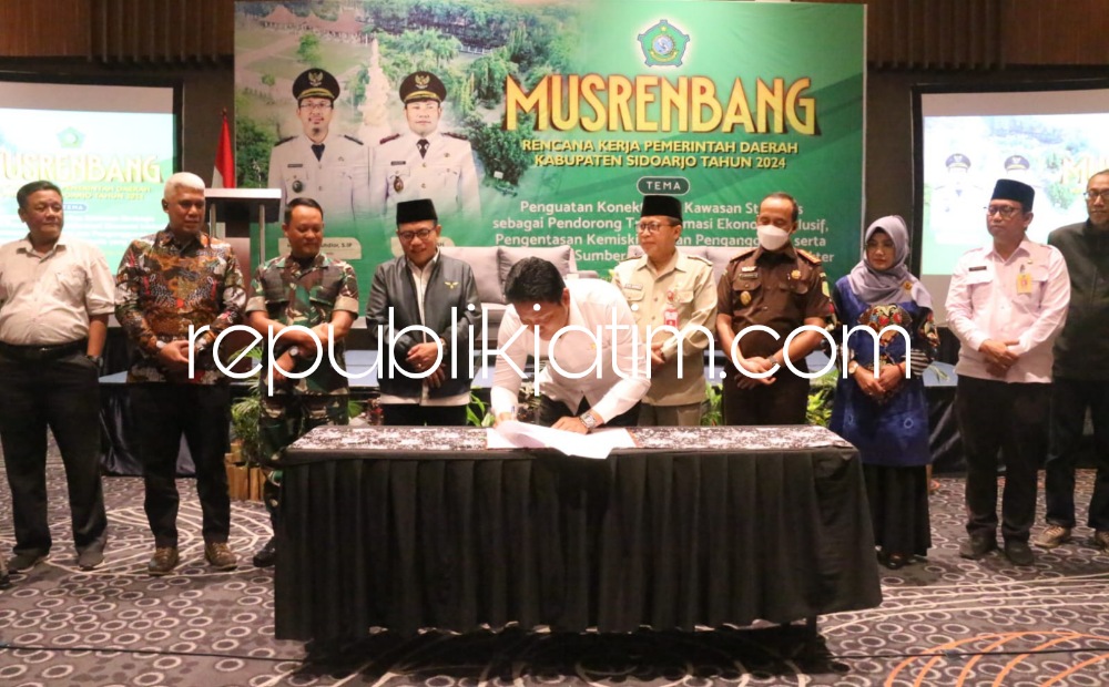 MUSRENBANG - Wakil Bupati Sidoarjo Subandi mendatangani berita acara kesepakatan Musrenbang RKPD Kabupaten Sidoarjo Tahun 2024 yang digelar di Hotel Aston Kahuripan, Sidoarjo, Rabu (15/03/2023).