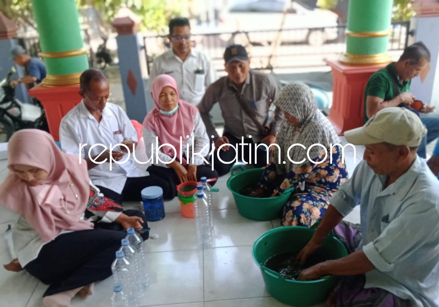 BIOSAKA - Kepala Desa (Kades) Grinting, Kecamatan Tulangan, Akhmad Shodirin (tengah bertopi) saat menyaksikan praktek pembuatan biosaka yang dikerjakan Gapoktan Sidomakmur di balai desa setempat, Rabu (15/03/2023).