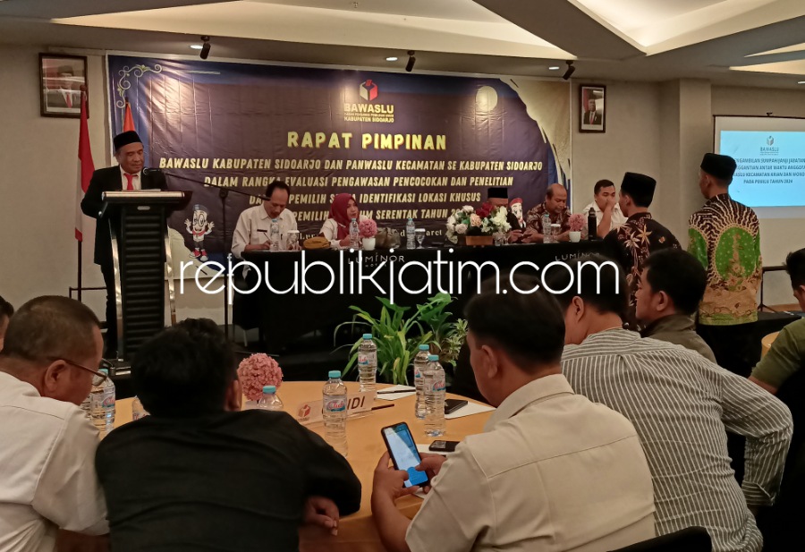 LANTIK - Ketua Bawaslu Sidoarjo Haidar Munzid mengambil sumpah saat pelantikan dua anggota Panwascam hasil Pengganti Antar Waktu (PAW) di Luminor Hotel, Sidoarjo, Rabu (15/03/2023) sore.