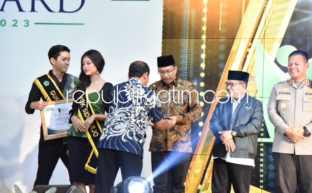 PENGGERAK PEMBANGUNAN - Bupati Sidoarjo Ahmad Muhdlor Ali mendapat penghargaan sebagai tokoh penggerak pembangunan infrastruktur di Sidoarjo saat menerima penghargaan itu di Pendopo Delta Wibawa, Rabu (15/03/2023) sore.