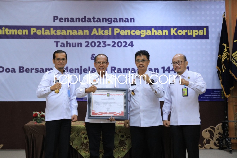 MOTORI - Kakanwil Kemenkumham Jatim, Imam Jauhari memotori Penandatanganan Komitmen Aksi Pencegahan Korupsi Tahun 2023-2024 dan Silaturahmi Keluarga Besar Kemenkumham Menyambut Bulan Suci Ramadan 1444 Hijriah, Kamis (16/03/2023). 