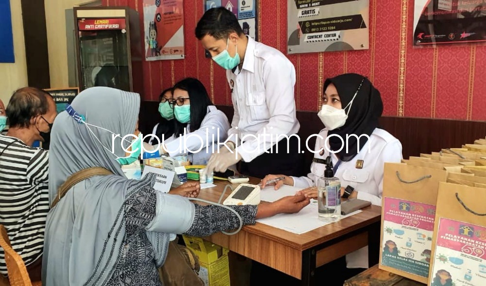 KESEHATAN - Lapas Sidoarjo menggelar bakti sosial (baksos) berupa pelayanan kesehatan gratis untuk keluarga warga binaan pemasyarakatan (WBP) berupa cek tekanan darah, gula darah, kolesterol dan asam urat, Kamis (16/03/2023).