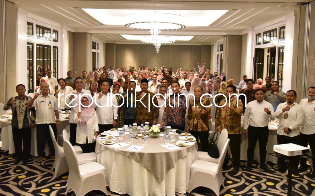 BUKA - Bupati Sidoarjo, Ahmad Muhdlor Ali membuka acara peningkatkan kualitas serta kapasitas 144 orang aparatur pengelolaan keuangan daerah di Hotel Ciputra Word, Surabaya, Rabu (15/03/2023) malam.