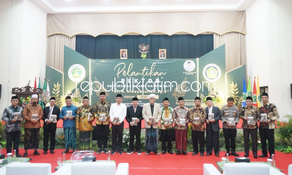 PELANTIKAN - Bupati Sidoarjo Ahmad Muhdlor Ali menghadiri acara pelantikan dr Hidayatullah Sp S sebagai Rektor Universitas Maarif Hasyim Latif (Umaha) periode 2023 - 2027 di Sepanjang, Kecamatan Taman, Sidoarjo, Kamis (16/03/2023).