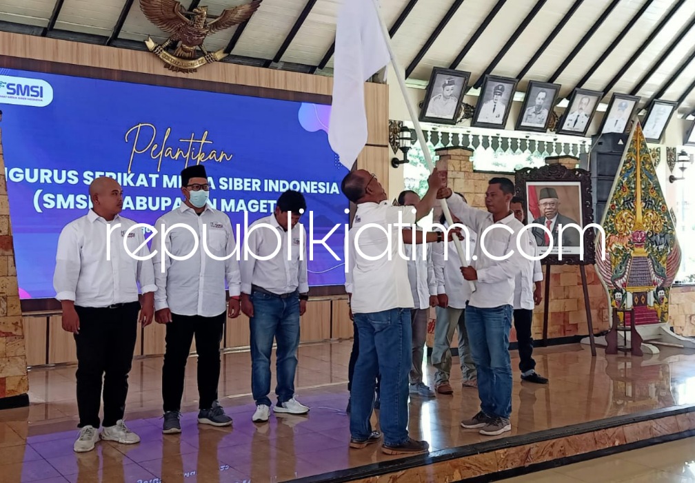 LANTIK - Wakil Ketua SMSI Jatim, Sokip menyerahkan SK dan pataka kepada Ketua SMSI Magetan, Rendro Sunarjono di Pendopo Surya Graha Magetan, Kamis (16/03/2023).