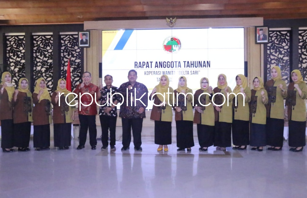 PAPARAN - Penasehat Kopwan Delta Sari, Ny Sa’adah Ahmad Muhdlor (Ning Sasha) memberi paparan saat RAT Kopwan Delta Sari yang digelar di Pendopo Delta Wibawa Sidoarjo, Kamis (16/03/2023). 