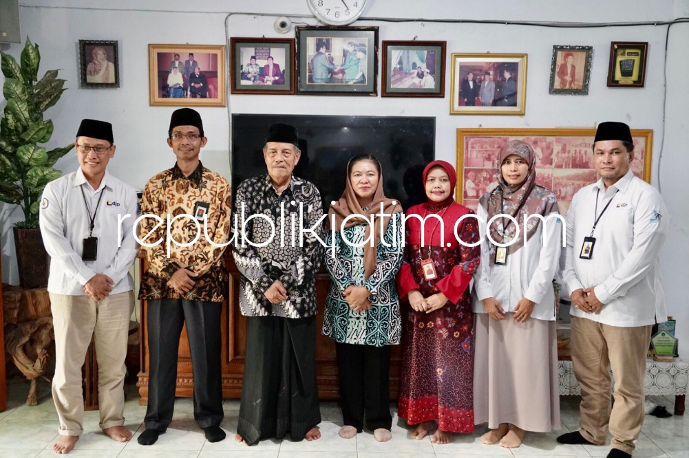 DUKUNGAN - Kepala Kantor Wilayah Direktorat Jenderal Pajak (Kanwil DJP) Jawa Timur II, Agustin Vita Avantin bersilaturahmi ke Ponpes Sunan Drajat Banjaranyar, Desa Banjarwati, Kecamatan Paciran, Lamongan untuk mendapatkan dukungan, Kamis (16/03/2023).