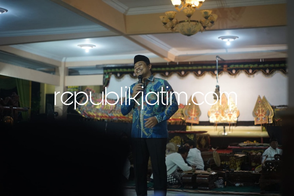 RUWAH DESA - Wakil Bupati (Wabup) Sidoarjo, Subandi menghadiri acara pagelaran wayang kulit yang menjadi puncak rangkaian acara ruwah Desa Sidokepung, Kecamatan Buduran, Sidoarjo, Kamis (16/03/2023) malam.