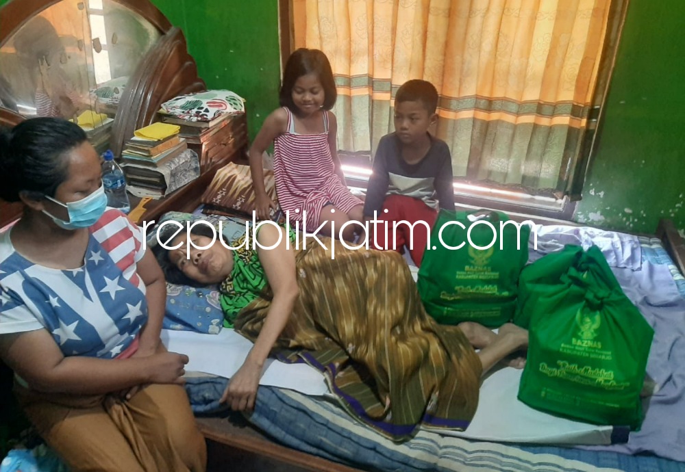 STROKE - Ny Suminah warga Desa Bakungtemenggungan, Kecamatan Balongbendo, Sidoarjo yang mengalami stroke menahun terbaring di atas kasurnya, Jumat (17/03/2023).