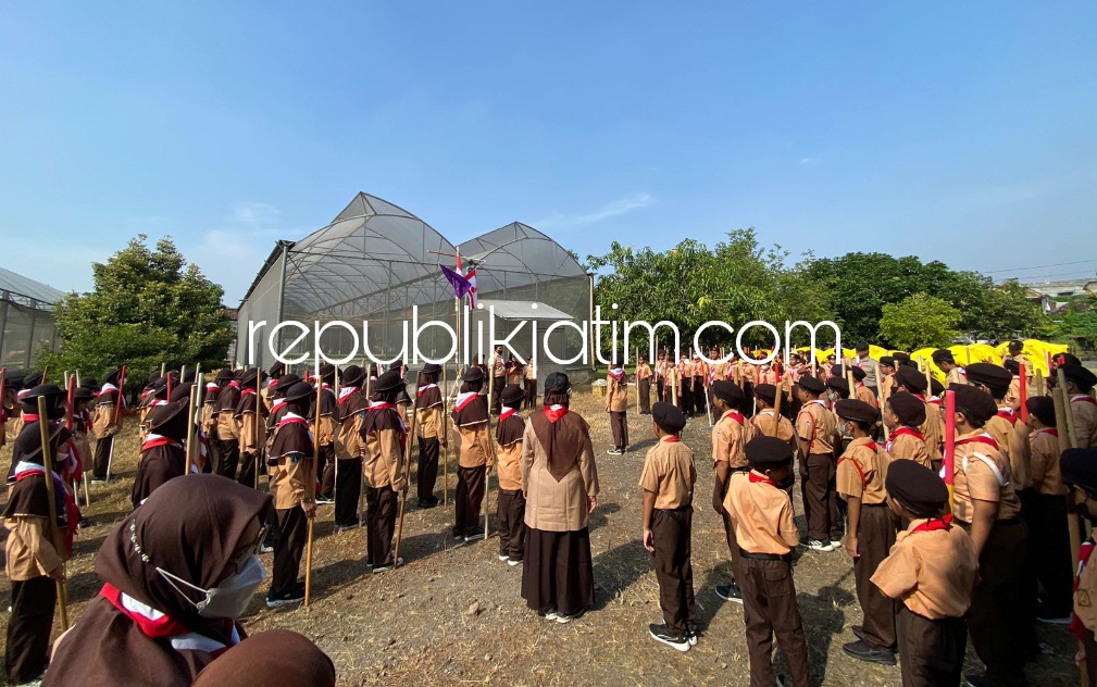 PERJUSA - Para anggota penggalang SD Al Muslim dari siswa kelas V mengikuti Perjusa dan Peringatan Hari Air Sedunia di Bumi Perkemahan Emak Farm JL Raya Wadung Asri Nomor 21, Kecamatan Waru, Sidoarjo selama dua hari, Jumat (17/03/2023).