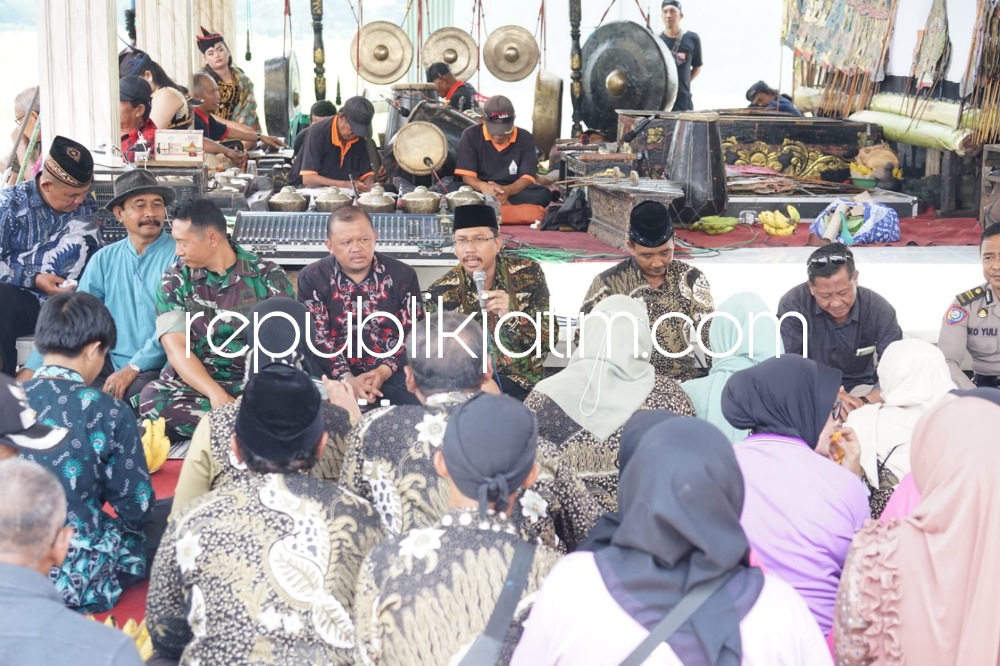 WADUL - Bupati Sidoarjo, Ahmad Muhdlor Ali membuka ruang komunikasi langsung dengan warga desa, salah satunya Desa Kedungwonokerto, Kecamatan Prambon, yang wadul manyampaikan aspirasinya saat ruwah desa, Sabtu (18/03/2023).