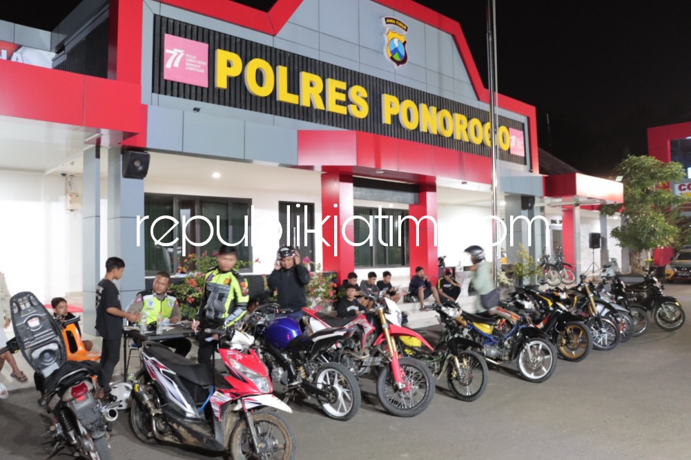 SITA - Sebanyak 42 motor berhasil diamankan petugas Polres Ponorogo dalam razia menjelang bulan Suci Ramadhan, Minggu (19/03/2023) dini hari.