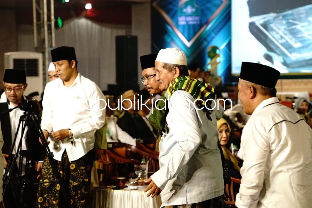 NU AWARD - Bupati Sidoarjo Ahmad Muhdlor Ali menghadiri acara NU Award yang digelar di Ponpes Lirboyo, Kediri, Sabtu (19/03/2023) malam.