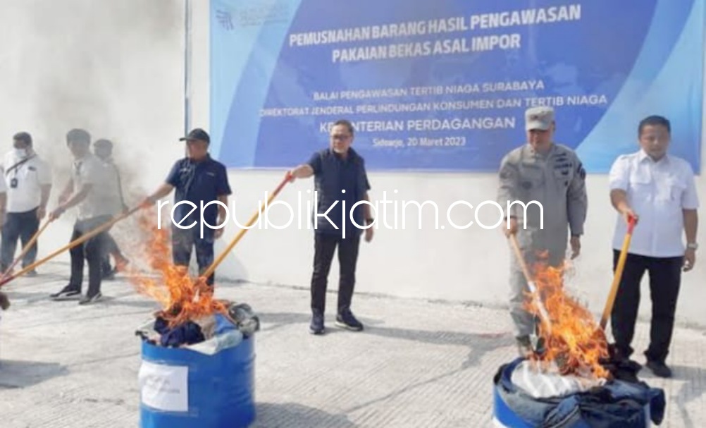 DIMUSNAHKAN - Sebanyak 824 bal pakaian impor senilai Rp 10 miliar dimusnahkan Menteri Perdagangan (Mendag) di Pergudangan Desa Jabaran, Kecamatan Balongbendo, Sidoarjo, Senin (20/03/2023).