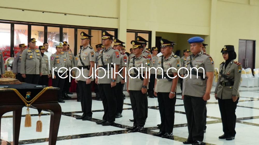 SERTIJAB - Kapolres Sidoarjo Kombes Pol Kusumo Wahyu Bintoro memimpin sertijab sejumlah Pejabat Utama (PJU) di Gedung Serbaguna, Polresta Sidoarjo, Senin (20/03/2023).