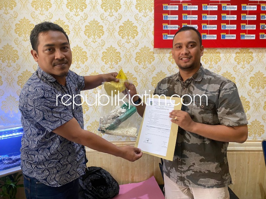 SERAHKAN - Petugas Lapas Kelas II A Kediri menyerahkan barang bukti pil double L sebanyak 3.000 butir yang diamankan dari Orang Tidak Dikenal (OTD) sebelumnya, Senin (20/03/2023).