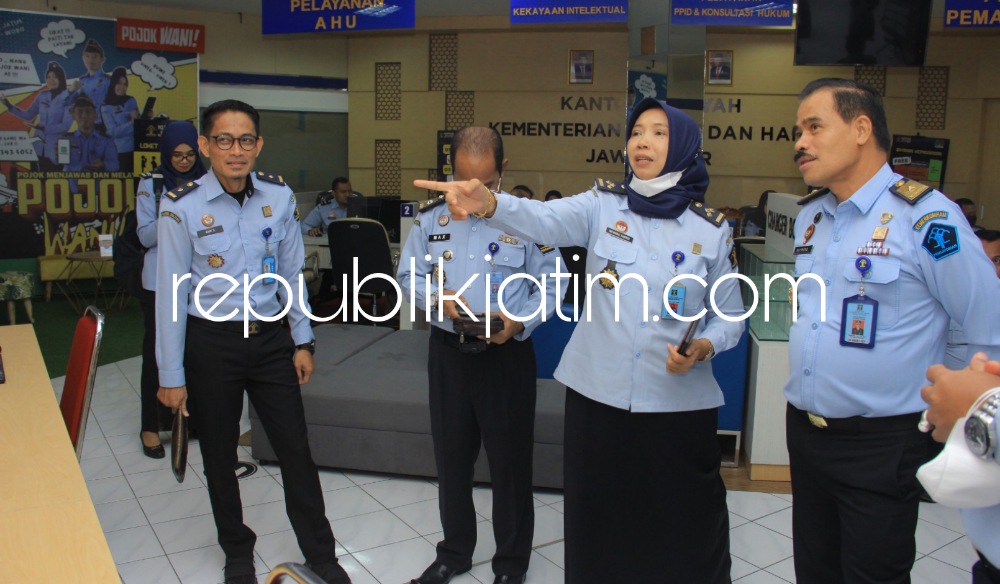 TIRU - Kanwil Kemenkumham Jatim kembali menjadi jujugan dalam rangka studi tiru pembangunan Zona Integritas (ZI) menuju WBK/WBBM giliran Kanwil Kemenkumham Sulteng menggelar studi tiru untuk meraih predikat WBBM dalam kontestasi, Senin (20/03/2023).