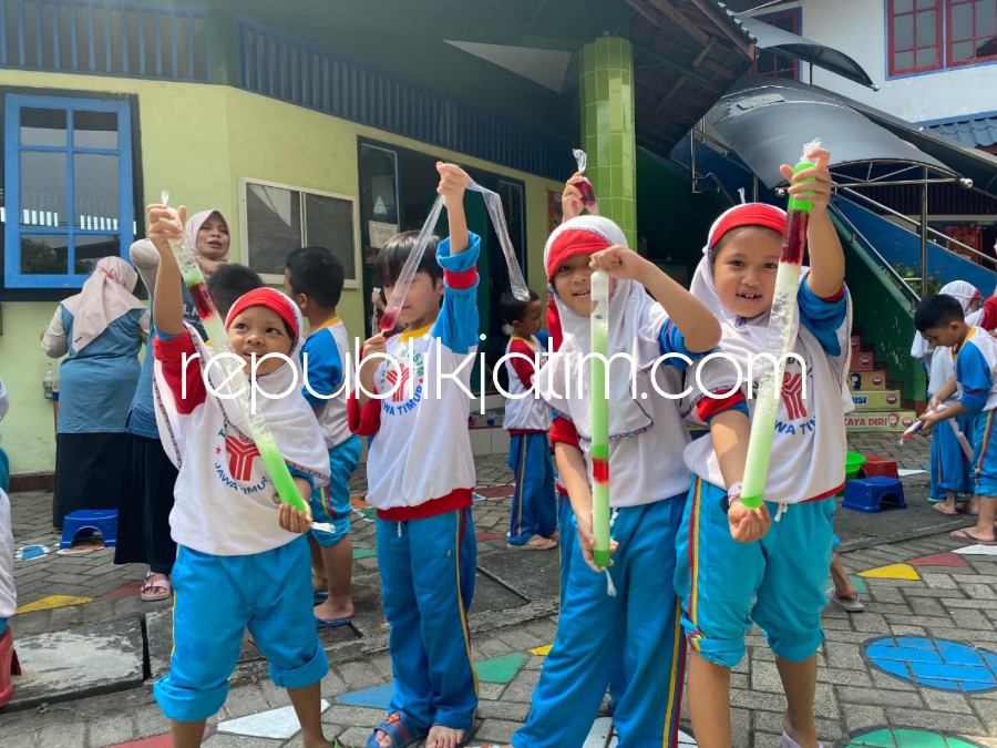 HARI AIR - Sebanyak 121 siswa dan guru KB TK Al Muslim, Kecamatan Waru, Sidoarjo memperingati Hari Air Sedunia dengan berbagai permainan air, Senin (20/03/2023).
