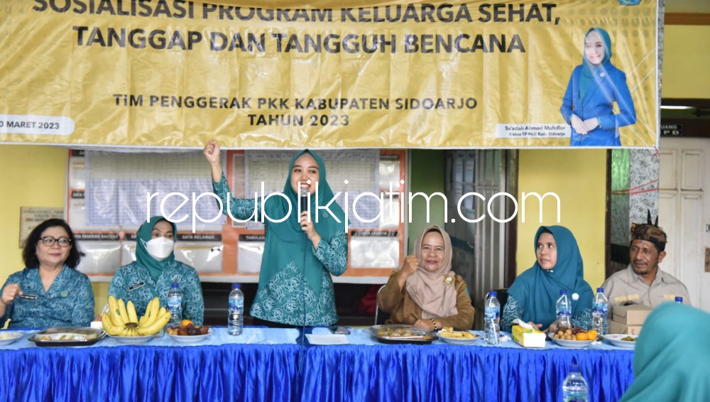 TANGGAP - Ketua TP PKK Sidoarjo, Ny Sa'adah Ahmad Muhdlor memaparkan soal pentingnya kader PKK Sidoarjo turut program keluarga sehat, tangguh dan tanggap bencana saat sosialisasi di dua desa di Kecamatan Tanggulangin, Sidoarjo, Senin (20/03/2023).