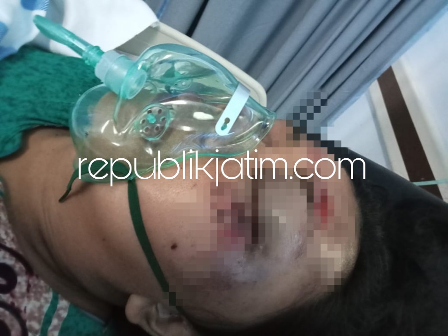 DIRAWAT - Korban begal yang tak lain adalah penjaga toko di Tanggulangin, yakni Kurrotul Aini (40) mengalami luka serius saat dirawat tim medis di RSUD Sidoarjo, Senin (20/03/2023).