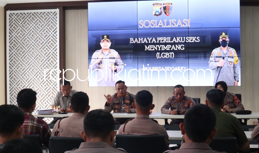 SOSIALISASI - Sipropam menggelar sosialisasi kepada anggota Polresta Sidoarjo mengenai bahaya perilaku seks menyimpang (LGBT) di Aula Rapat Gedung Parahita Satuan Lantas Polresta Sidoarjo, Selasa (21/03/2023).