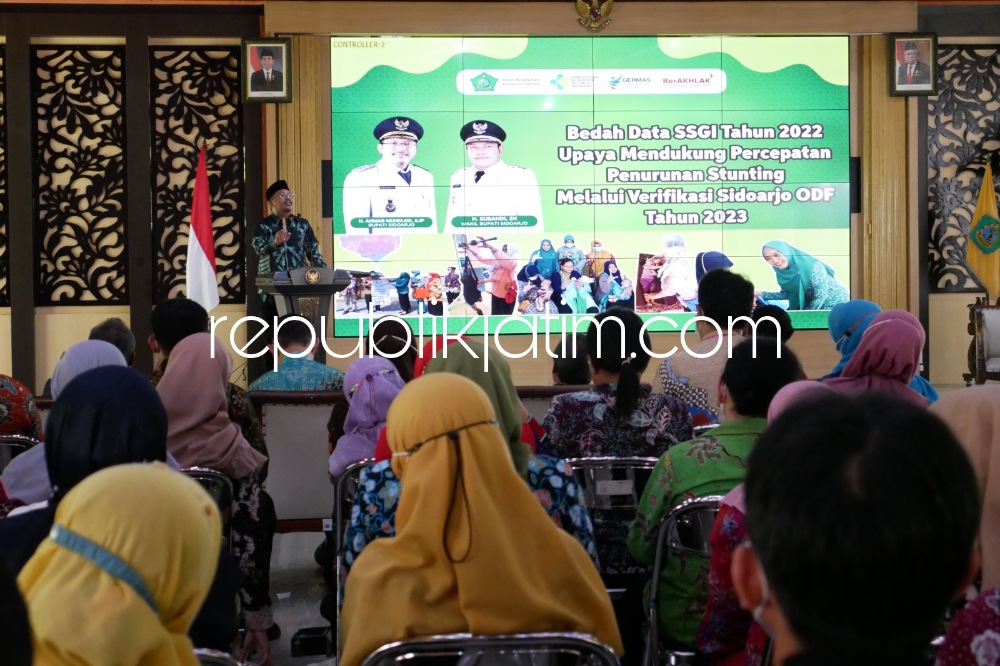 PAPARAN - Bupati Sidoarjo, Ahmad Muhdlor memberi paparan penurunan stunting di Sidoarjo melibatkan semua pihak saat acara gelar Bedah Data SSGI Tahun 2022 Upaya Mendukung Percepatan Penurunan Stunting melalui Verifikasi Sidoarjo ODF, Selasa (21/03/2023).