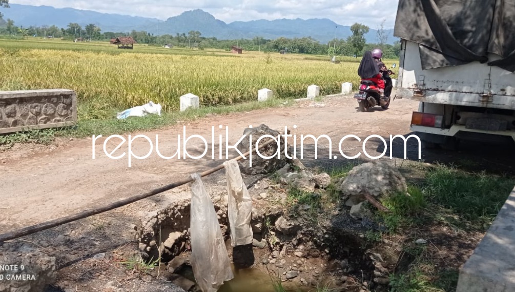 AMBROL - Gorong-gorong ambrol di jalur Nailan Wringinanom yang ambrol berbulan-bulan belum juga diperbaiki dinas terkait di lingkungan Pemkab Ponorogo, Selasa (21/03/2023).