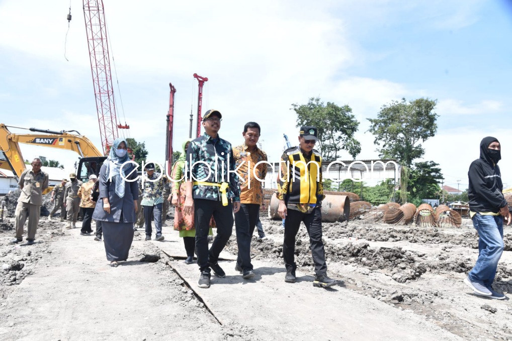TINJAU - Bupati Sidoarjo Ahmad Muhdlor Ali meninjau proyek pembangunan Flyover Aloha, Kecamatan Gedangan, Sidoarjo, Selasa (21/03/2023). 
