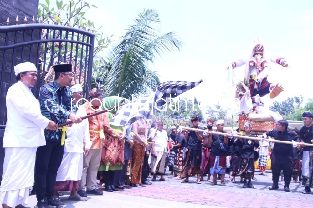 TAWUR KESANGA - Bupati Sidoarjo, Ahmad Muhdlor Ali saat menghadiri Tawur Kesanga serta Pawai Ogoh-Ogoh menyambut Hari Raya Nyepi Tahun Saka 1945 yang digelar umat Hindu di Pura Siddhi Amerta Juanda, Kecamatan Sedati, Sidoarjo, Selasa (21/03/2023).
