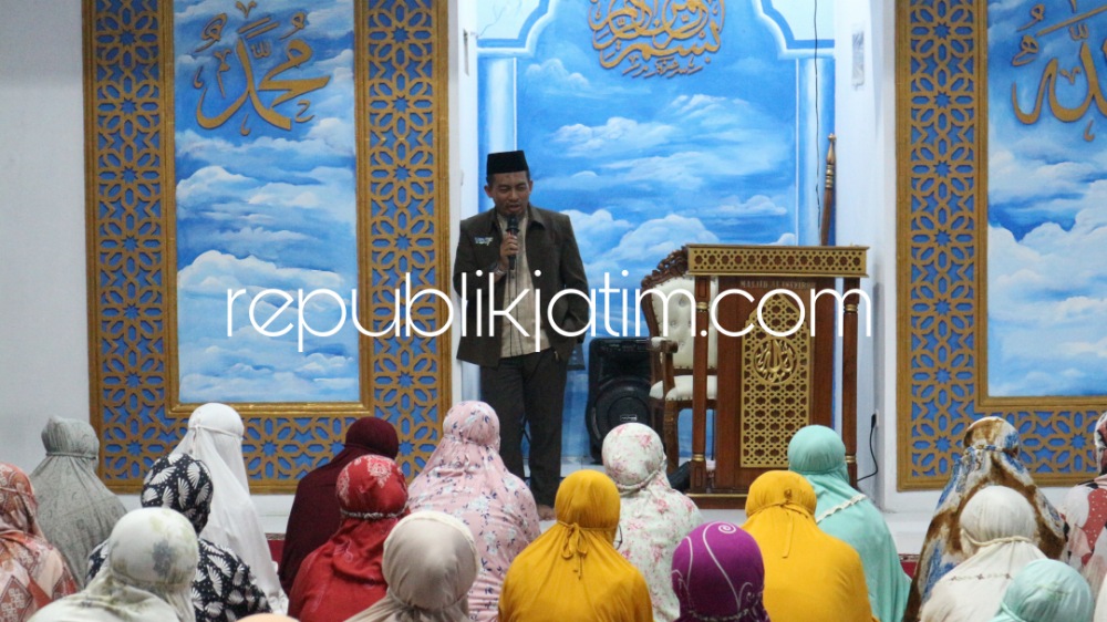 TARAWIH - Ratusan warga binaan Rutan Perempuan Surabaya yang terletak di Desa Kebonagung, Kecamatan Porong, Sidoarjo berbondong-bondong mengikuti salat tarawih berjamaah malam pertama Ramadan, Rabu (22/03/2023) malam.