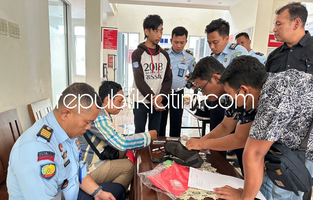 SABU - SABU - Petugas menggeledah barang bawaan LT (19) warga asal Magetan yang dicurigai membawa sabu-sabu sebesar 10,94 gram ke Lepas Pemuda Madiun, Selasa (21/03/2023) kemarin.