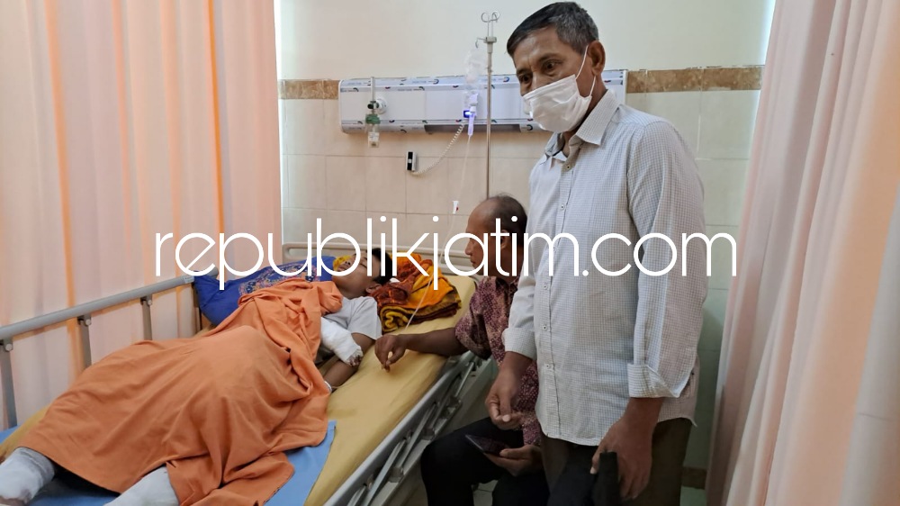 DIRAWAT - Korban ledakan bahan petasan, MIA (18) dilarikan ke Rumah Sakit Delta Surya karena mengalami sejumlah luka di sejumlah bagian tubuhnya, Jumat (24/03/2023) dini hari.