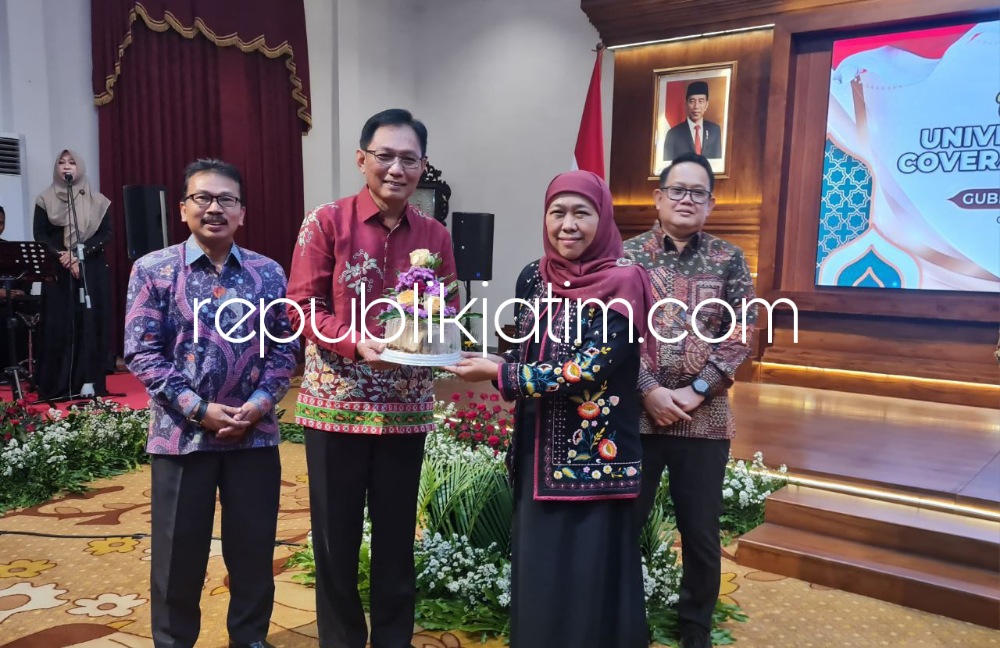 APRESIASI - Gubernur Jatim Khofifah Indar Parawansa mengapresiasi 21 Bupati/Walikota penerima penghargaan UHC dari Wapres RI, KH Ma’ruf Amin saat bertemu Deputi Direksi Wilayah VII BPJS Kesehatan Beno Herman di Gedung Grahadi Surabaya, Kamis (23/03/2023).