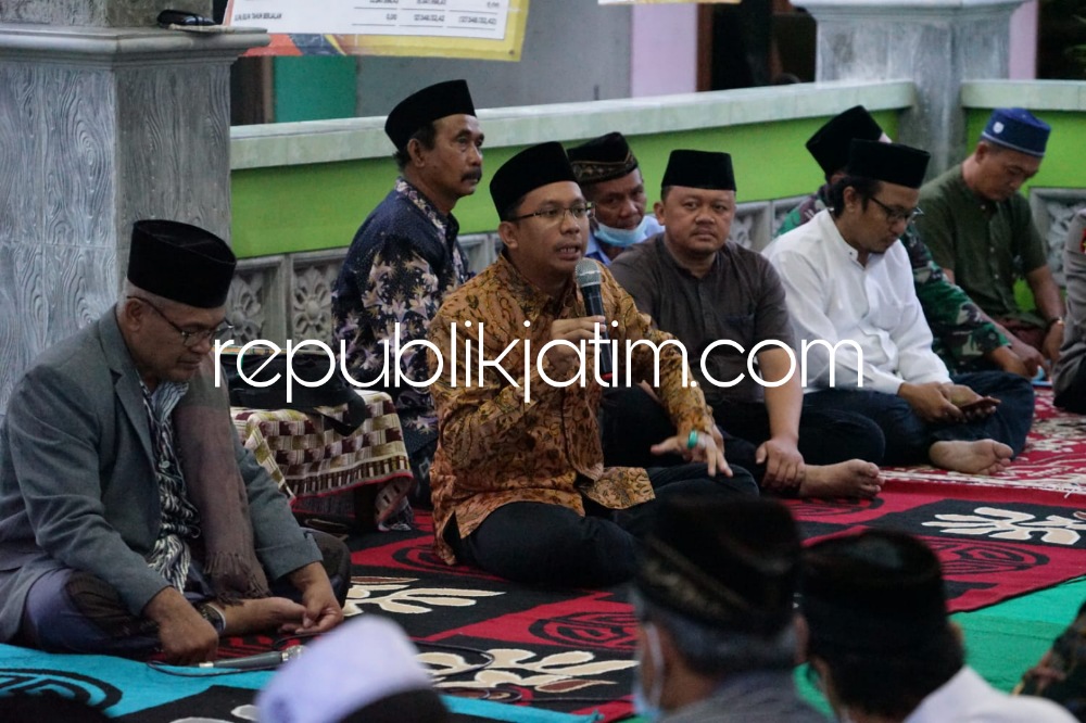 PENGAJIAN - Bupati Sidoarjo, Ahmad Muhdlor Ali serta Forkopimka Prambon menghadiri pengajian umum menjelang buka puasa di Balai Desa Jedongcangkring, Kecamatan Prambon, Sidoarjo, Sabtu (25/03/2023) petang. 