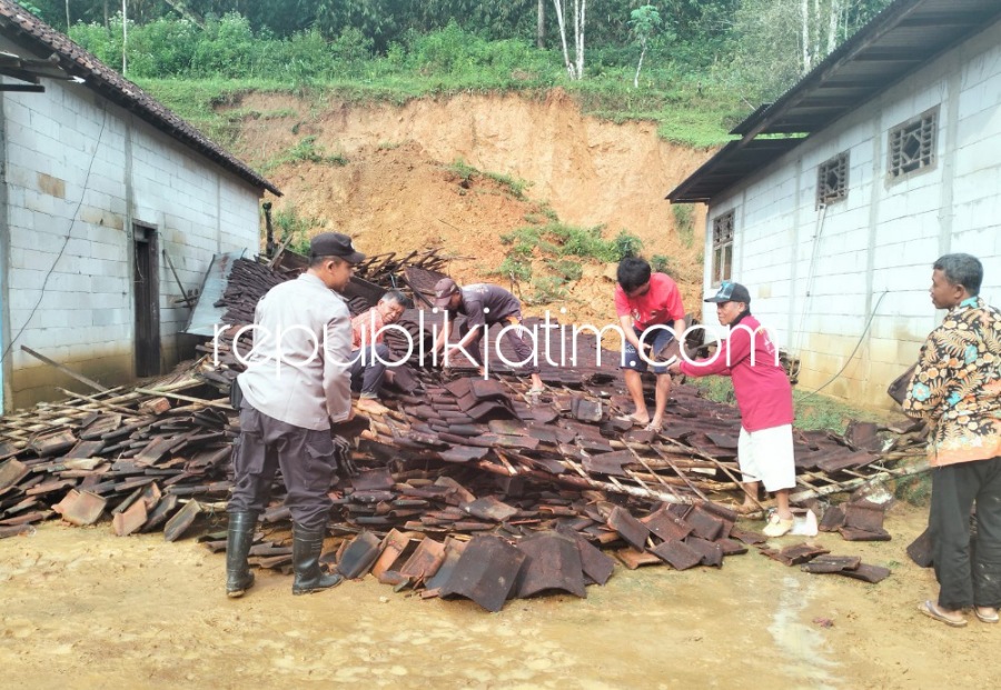 LONGSOR - Rumah milik warga Dusun Petung, Desa Binade, Kecamatan Ngrayun, Ponorogo roboh setelah tertimpa longsor, Sabtu (25/03/2023) sore kemarin.