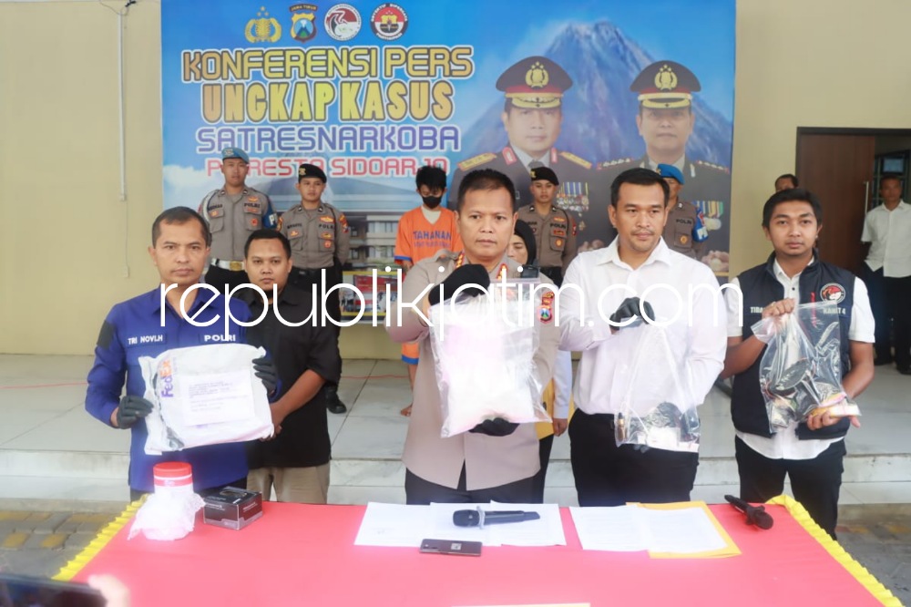 KURIR - Seroang kurir pengiriman narkoba, Dipa alias BTA (32) warga Kelurahan Melong, Kecamatan/Kabupaten Cimahi, Jawa Barat diamankan petugas Satuan Reskoba, Polresta Sidoarjo beserta barang buktinya, Senin (27/03/2023).